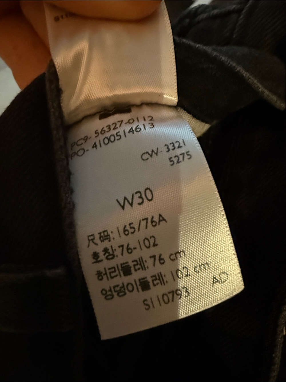Levis Black Raw-Hem Denim Short Shorts - Picture 3 of 3
